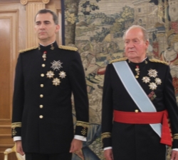 Su Majestad el Rey junto a Su Majestad el Rey Don Juan Carlos, antes de la imposición de la faja de capitán general